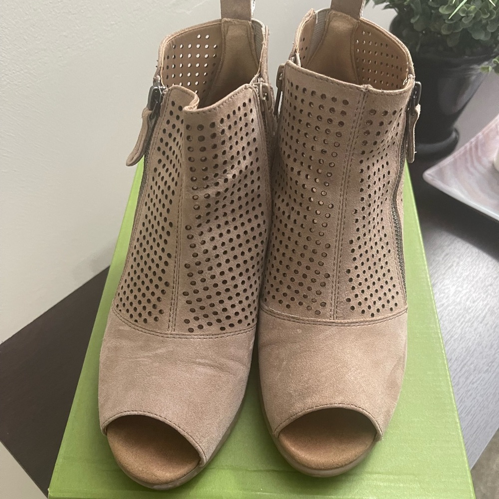 Earth wedge sandals